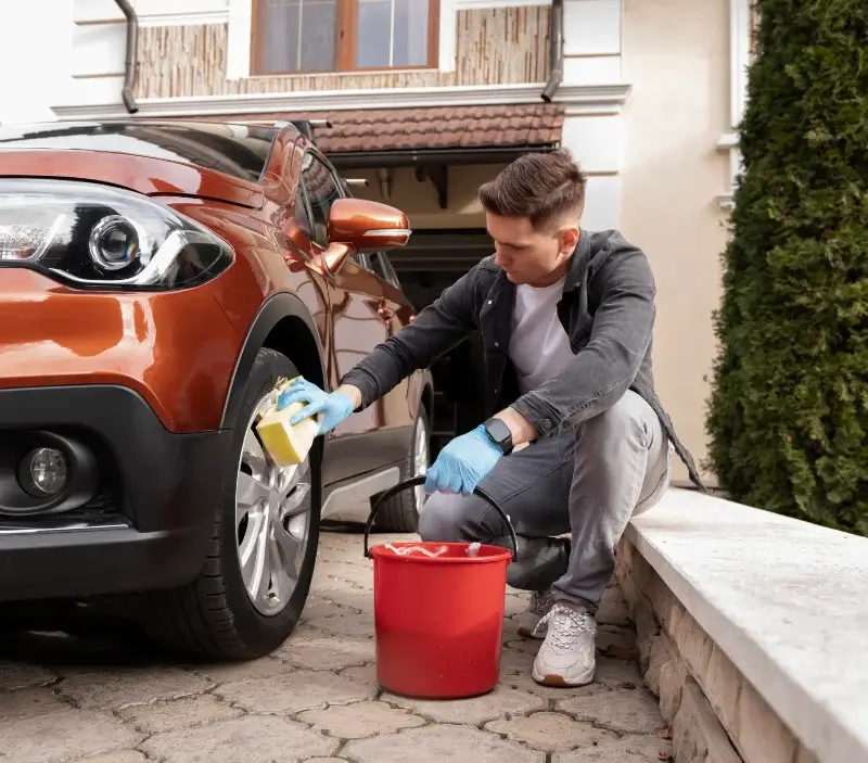Lavage auto à domicile Saint-Girons-d'Aiguevives : professionnel intervenant sur un véhicule